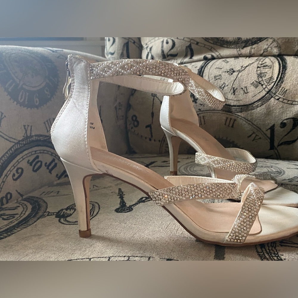 Size 6 white heels